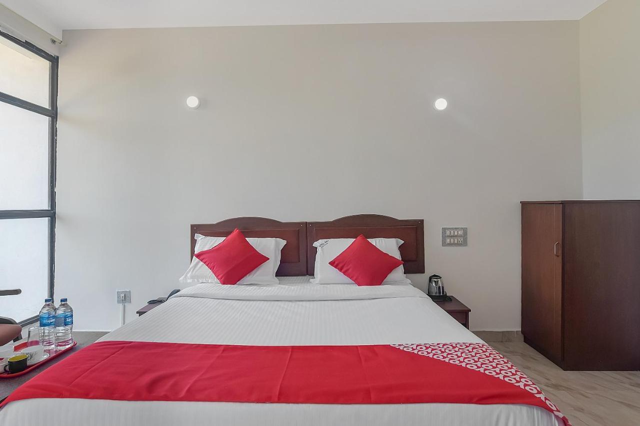 Oyo 13581 Hotel Raj Madikeri Extérieur photo