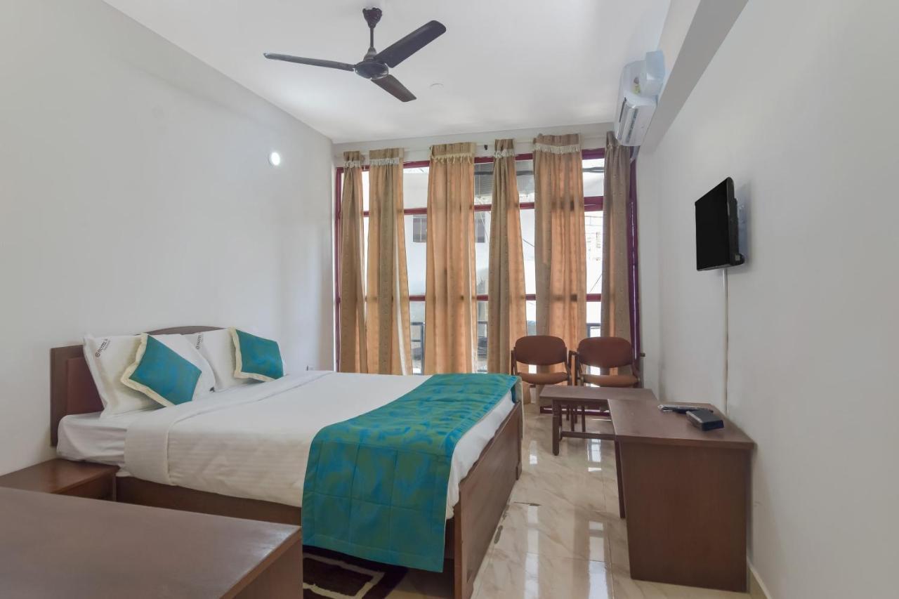 Oyo 13581 Hotel Raj Madikeri Extérieur photo